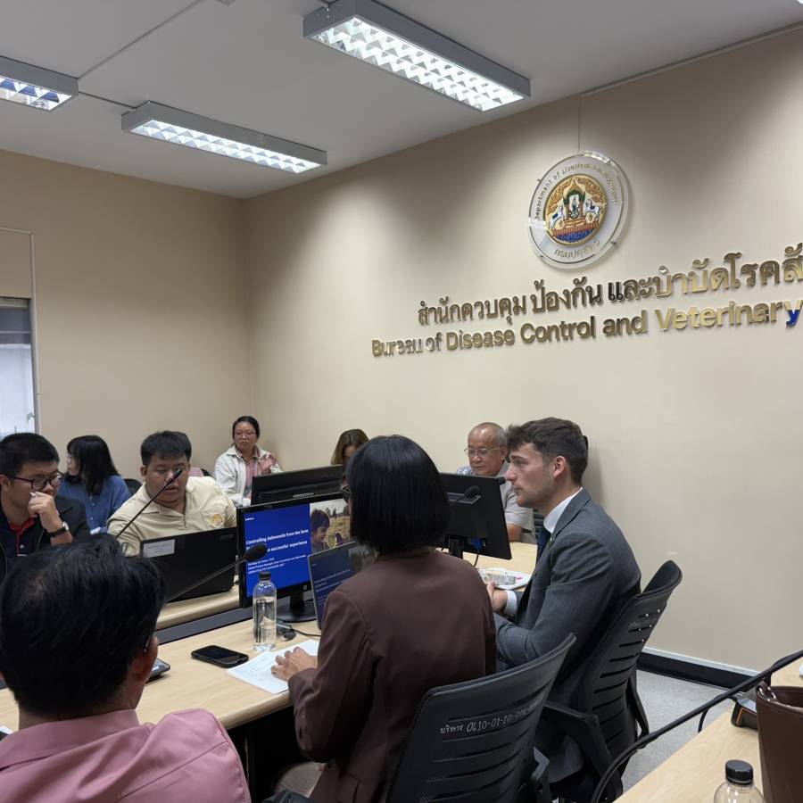 ร่วมประชุมแนวทางควบคุม ป้องกันเฝ้าระวังเชื้อแซลโมเนลลาในฟาร์มสัตว์ปีก ห้องประชุมกรมปศุสัตว์
